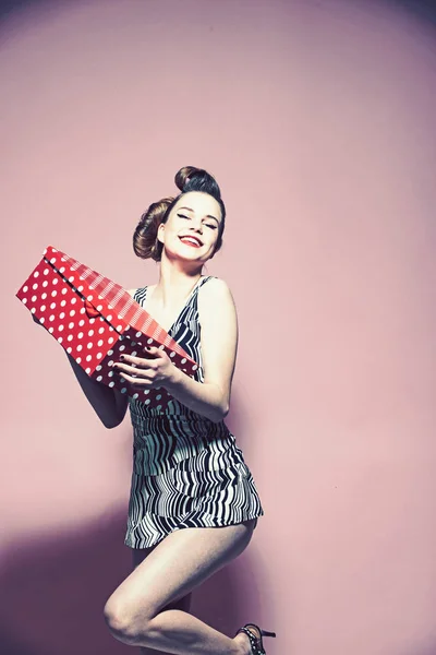 Kerst vrouw met rode lippen, zwarte vrijdag. — Stockfoto