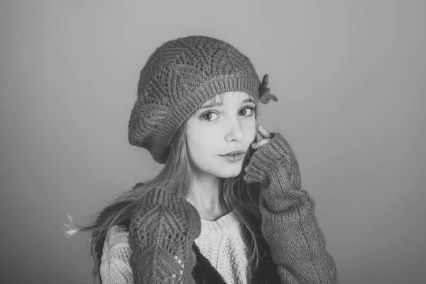 Linda niña en sombrero sonriendo en la cámara con el pelo largo — Foto de Stock