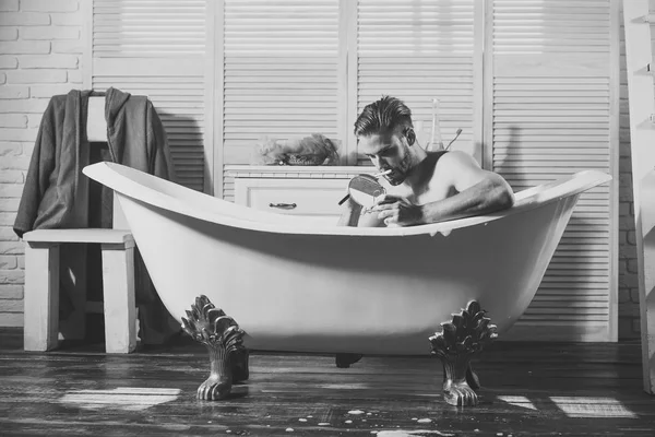 Joven afeitándose en baño — Foto de Stock