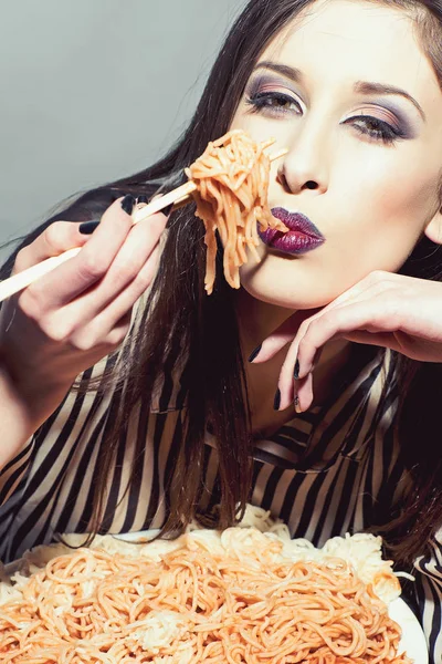 Молода красива жінка їсть спагеті на тарілці — стокове фото