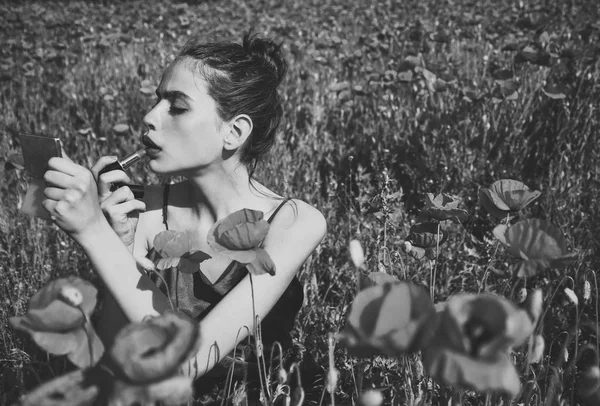 美丽的女人。漂亮的模特女孩与罂粟. — 图库照片