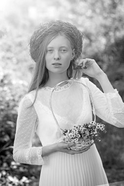 Beyaz gelinlik içinde kadın gelin. Şehvetli kadın çelenk uzun sarı saç. Albino kız papatya papatya çiçekler, doğal güzellikleri ile. Moda modeli tatile açık, güneşli