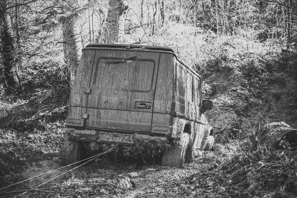 Schmutziger Geländewagen steckt an sonnigem Herbsttag im Dreck fest — Stockfoto