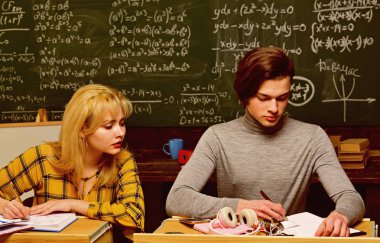 Yeşil zemin üzerine okula geri kavram öğretim. Genç kız öğrenci üniversite sınıf sınavları için hazırlanıyor. Üniversite öğrencileri çalışmada final sınavı sınava sınav sınıf.