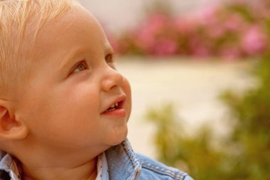 Çocuklara kendi büyüme aşamalarında erken yardım. Duygusal ve fiziksel büyüme. Erkek bebek. Küçük bebek kreş üzerinde. Küçük bebek oyun açık. Çocuk Sağlığı ve büyüme iyileştirilmesi. Çocuk sağlık