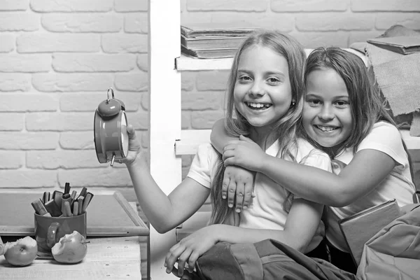 Concetto di infanzia e felicità. infanzia felice di bambine felici con orologio in classe a scuola — Foto Stock