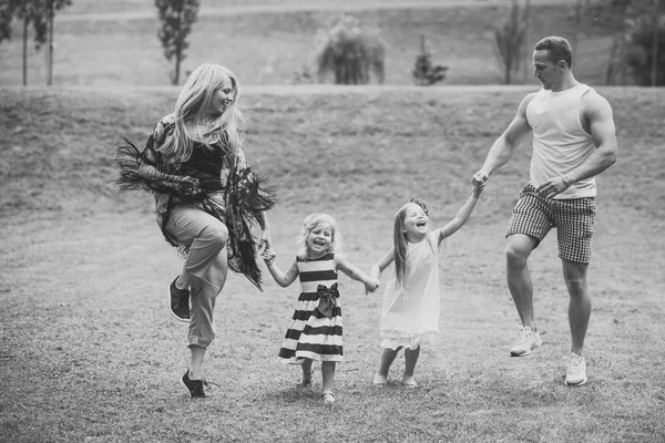 Счастливое детство, семья, любовь — стоковое фото