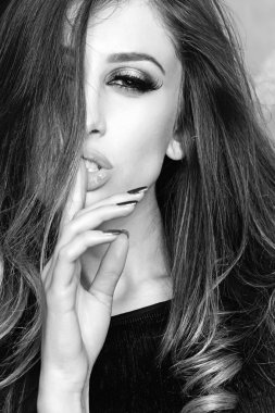 Makyaj yüz şehvetli kadın. Uzun esmer saçlı kadın. Güzellik moda bakmak modeliyle. Güzellik ve saç modeli oluşturan. Saç salonu konsept