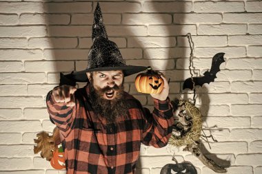 Cadılar Bayramı hipster cadı şapkalı kızgın yüzü ile