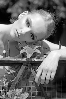 Makyaj çiçek ile sağlıklı cilt üzerinde kadınla