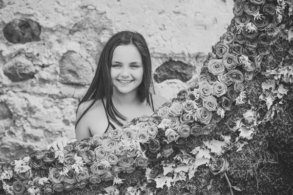 Belle fille heureuse avec bouquet de fleurs roses — Photo