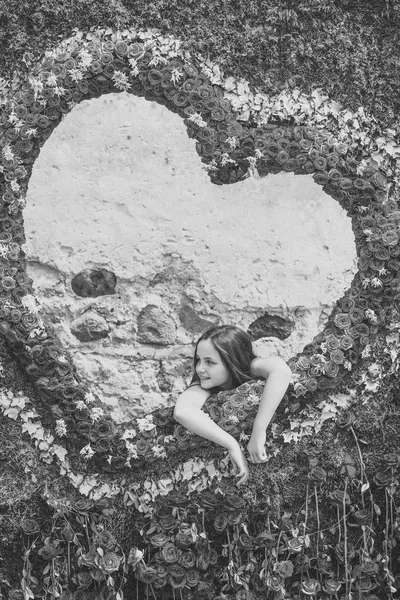 Lány keretben, a háttérben a szív Rózsa — Stock Fotó
