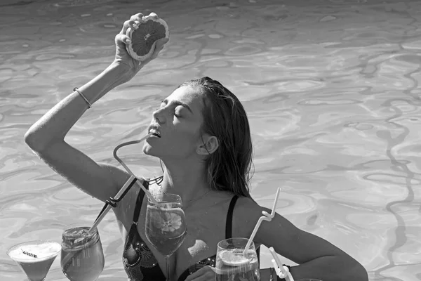 Летние каникулы и купание в море. Отдых у бассейна на спа-курорте. Пей свежий витаминный сок, диету. Коктейль с фруктами у сексуальной девушки в бассейне на Мальдивах. Модная женщина со свежим алкоголем в миами . — стоковое фото