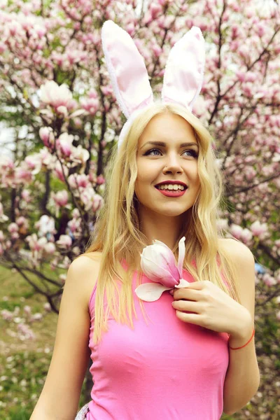 Meisje in bunny oren met magnolia tak — Stockfoto