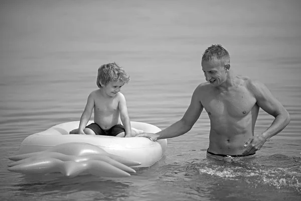 Boldog család úszás egy gumimatrac. — Stock Fotó