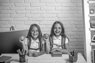 Geri okul ve evde eğitim için. Dostluk bilgi gün sınıfta küçük kız kardeş. Küçük kızları öğle tatilinde elma yerim. Kız okul zamanı. Mutlu okul çocukları derste, Eylül 1