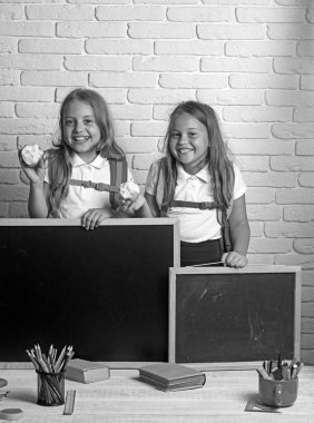 Blackboard mutlu küçük çocuk elinde. Blackboard kopya alanı, okul ders için