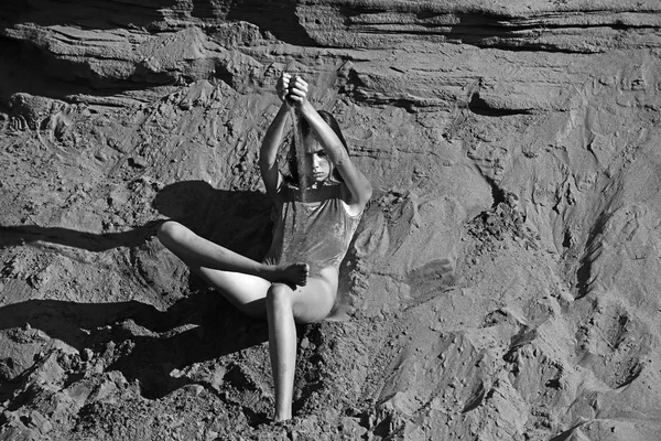 Женщина по уходу за телом отдыхает на песке — стоковое фото