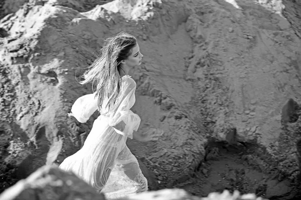 Женщина с длинными мокрыми волосами бежит по песчаным дюнам, энергия — стоковое фото