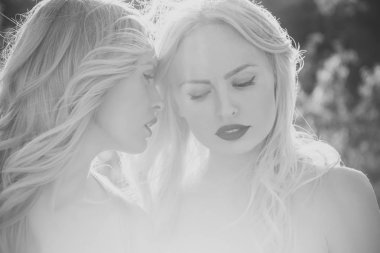 Sarı saç ve makyaj açık olan kadın.