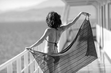 Kız moda mayo gemi güvertesinde. kız mayo yaz tatil.