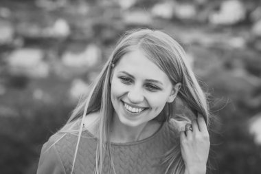 Kadın veya kız uzun sarı saç mutlu gülümseme ile