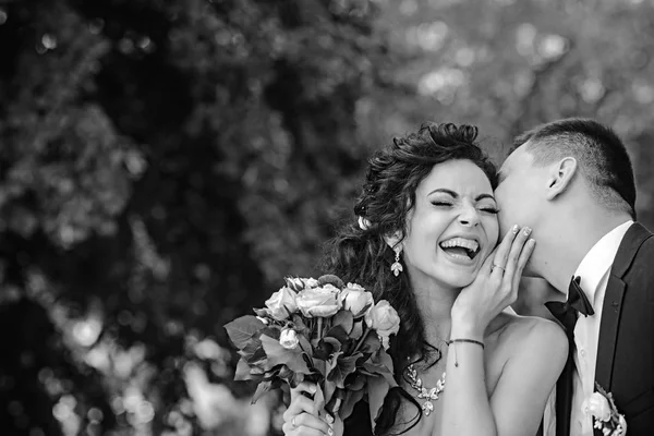 Paar in liefde kus en glimlach op de trouwdag. Paar verliefd op zomer buiten — Stockfoto