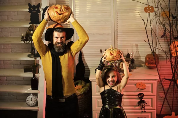 Halloween feestconcept. Meisje en baard man met vrolijke gezichten — Stockfoto