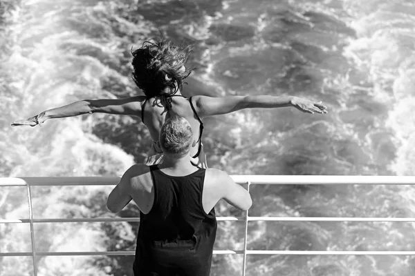Liberta 'e felicita'. Donna e uomo sexy in barca in acqua di mare. Vacanze estive e vacanze di viaggio. Le relazioni di amore di baciare la coppia a sentiero dell'acqua. Coppia innamorata rilassarsi in viaggio marino . — Foto Stock