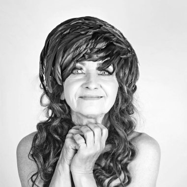 yaşlı kadınla uzun boyalı saç üzerinde tüy