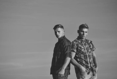 günbatımı mavi gökyüzü, erkekte İkizler kopyalama alanı.