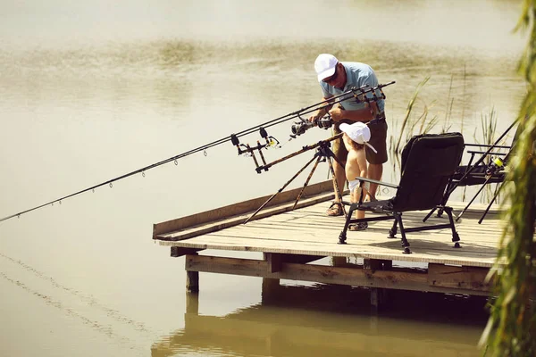 Abuelo enseñando nieto a pescar — Foto de Stock