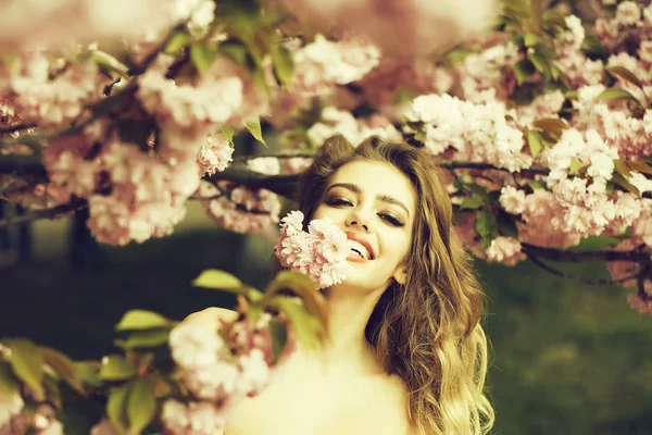 Mulher feliz em flor — Fotografia de Stock