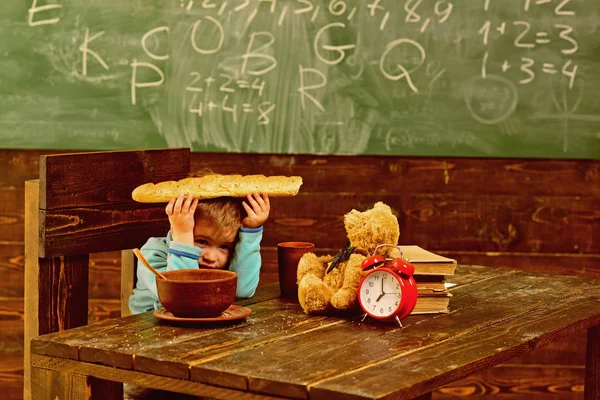 Rasttid. Liten pojke koppla av under skolan paus. Barn har lunch rast vid bordet i klass. Ta en paus. Ha ett hälsosamt mellanmål till hands — Stockfoto