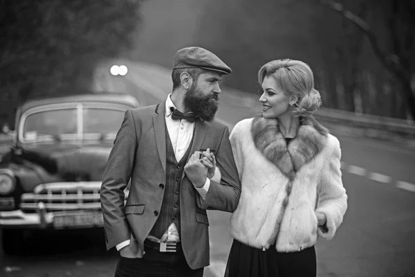 Travel and business trip or hitch hiking. travel in winter of sexy woman and bearded man. — Stock Photo, Image