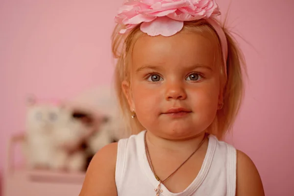 Beleza despreocupada. Menina com penteado longo. Menina pequena com cabelo loiro. Criança pequena usar faixa de cabelo. Acessório de cabelo. Penteado infantil para meninas. Muito giro. — Fotografia de Stock