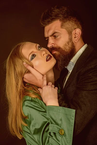 Ver lo mejor de tu amante. Estilo de moda y cuidado del cabello. Hombre barbudo abrazo mujer con el pelo largo. Pareja enamorada. Iconos de estilo. Pareja íntima en ropa de moda. Ambos aman la moda — Foto de Stock