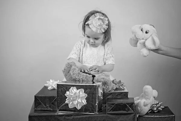 Infância feliz de menina. Miúdo às compras. Um presente de Natal. Obrigado pela sua compra. Feliz aniversário. Festa de Ano Novo. grande venda no shopping center. criança menina pequena com caixa de presente. Isto é para ti. — Fotografia de Stock