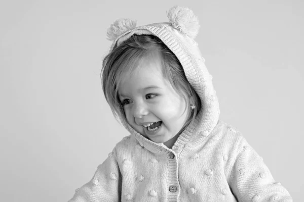 A divertir-se. criança menina sorrindo. outono e primavera criança moda. pequena menina feliz. infância e felicidade. Viva. Alegria pura. fundo rosa — Fotografia de Stock