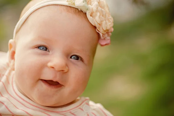 赤ちゃんの幸せな笑顔します。愛らしい笑顔と小さな女の赤ちゃん。幸せな国際子供の日。あなたの気ままな一日をお楽しみください。 — ストック写真