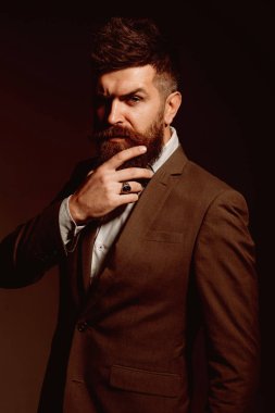 Ive moda işinde harika bir deneyim oldu. Her zamanki gibi iş. Erkek moda. Kuaför dükkanı sakallı adam. İş aşınmaya uzun sakallı adam. Kuaför dükkanı bir yaşam tarzıdır