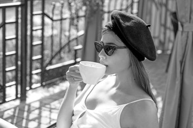 Kahve daha iyi hissetmeye ihtiyacım var. Bir kahve molası için a meze. Kadın zevk içme espresso veya kapuçino. Güzel bir kadın açık kafede kahve iç. Kafede çok güzel kadın