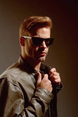 Benim sunnies aşık. Moda olan adam. Yakışıklı adam gözlükleri tak. Moda trendy güneş gözlüğü modelinde. Moda gözlük. Zekice ve moda ileri