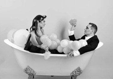 Uygun bir damat. Banyo küveti aşık çift. Birkaç MIME adam ve seksi kadın banyo keyfini çıkarın. Kabarcık banyo günü. Güzellik rutin ve kişisel hijyen. Rutin bakım saç. Banyo hijyen alışkanlıkları