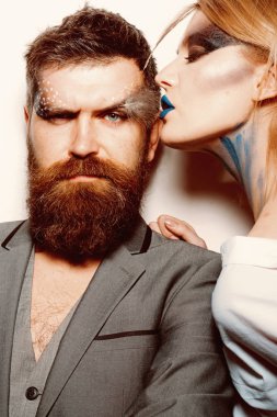 Yaratıcı makyaj. Yaratıcı makyaj aşık çift bak. Şehvetli kadın öpücük adam yaratıcı makyaj ve vücut sanatı ile sakallı. Yaratıcı makyaj ve fantezi tarzı. Tutku ve yaratıcılığın buluştuğu