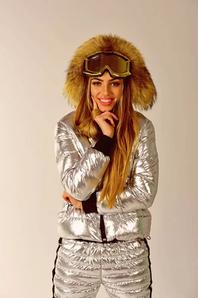 Boże Narodzenie wakacje. Piękna zima. Sexy kobieta w zimowe ubrania. Ferie zimowe szczęśliwy. Dziewczyna w nosić nart lub snowboardu. Aktywność i sportów zimowych. Ośrodek narciarski i snowboarding — Zdjęcie stockowe
