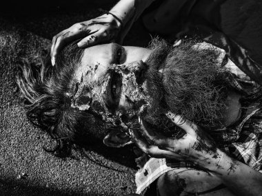 Eller zombi adam tutun