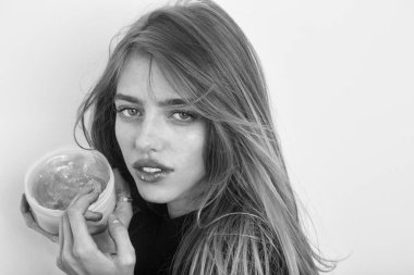 Güzel kız seksi dudaklarına koyarak jel veya merhem