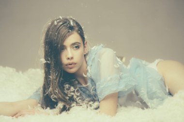 Dinlenmek için zaman. İyi bir uyku için yatak ettiğini bilmiyorum. Güzel kızla tüy uzun saç Geceliği iç çamaşırı. Sevimli kız kuş tüyü yatak yastık ve yatak üzerinde rahatlatıcı. Genç kadın giyim ipeksi mavi gece