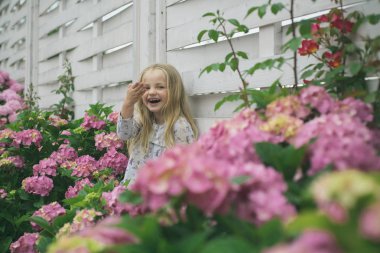 Yeni yaşam konsepti. Bahar tatili. Çocuk günü. Küçük bebeğim. Küçük kıza çiçek açan çiçek. Yaz. Gün anneler veya kadın. Bahar çiçekleri. Çocukluk. mutlu kız. Her yerde bahar